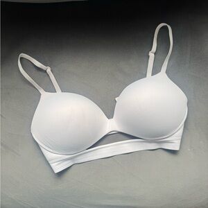 32 DDD wireless Victoria’s Secret flex foam bra off white
